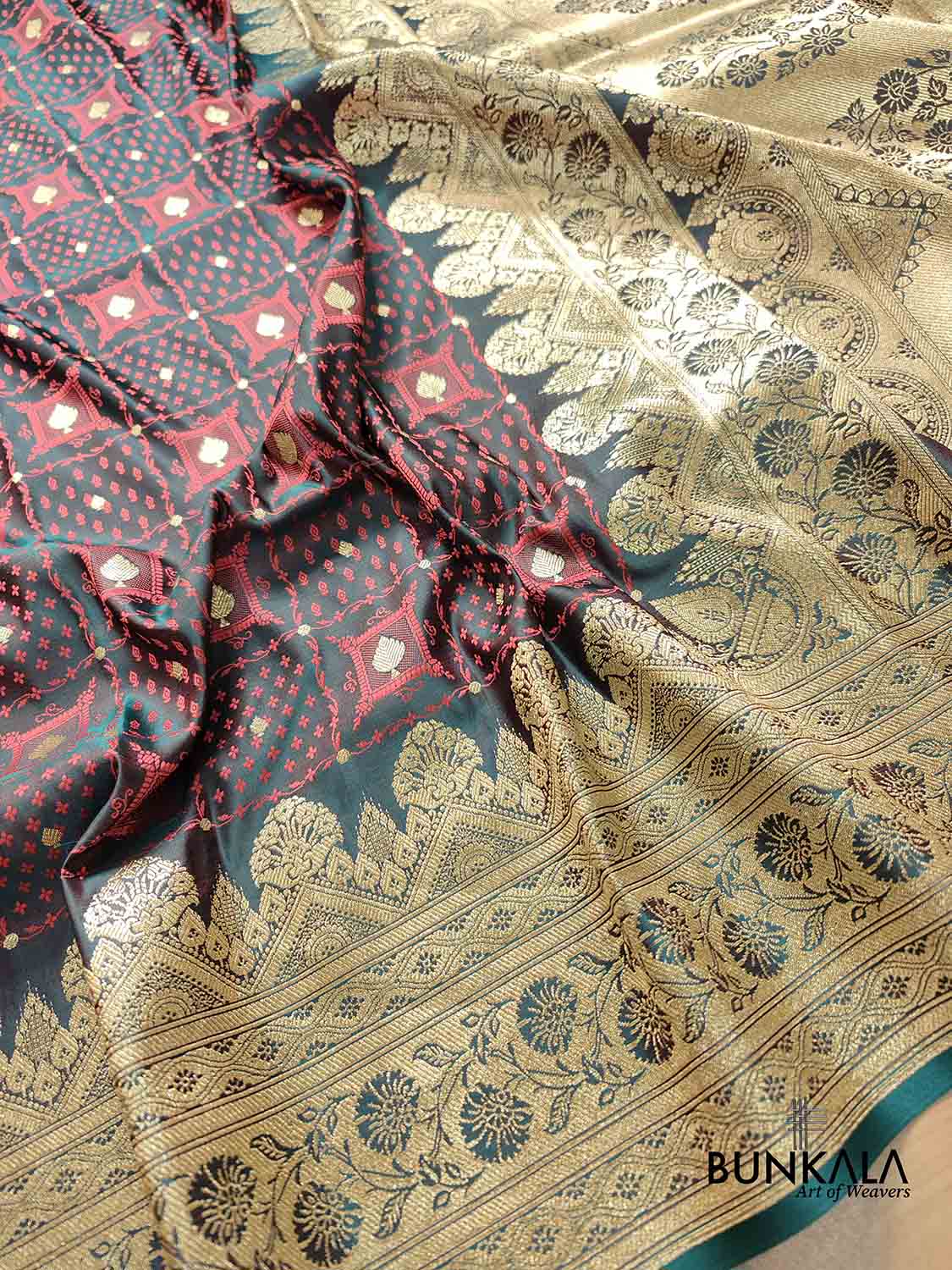 Green and Red Two Tone Jamewar Weaved Soft Mashru Silk Checks Design Banarasi Saree