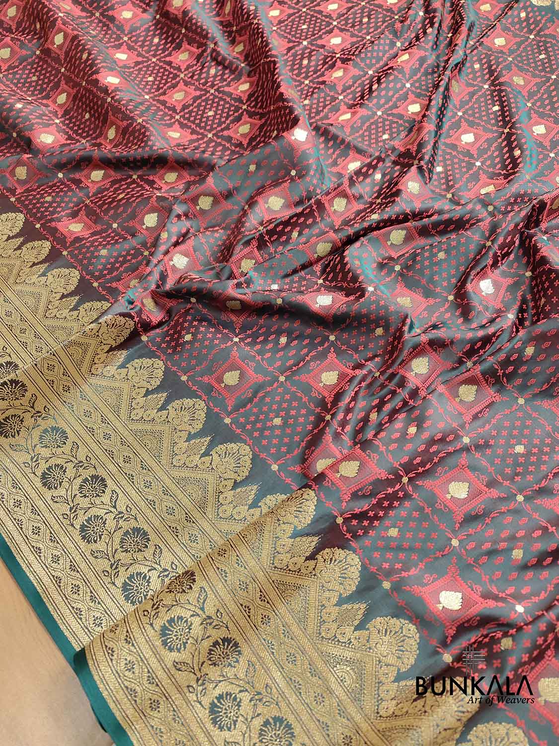 Green and Red Two Tone Jamewar Weaved Soft Mashru Silk Checks Design Banarasi Saree