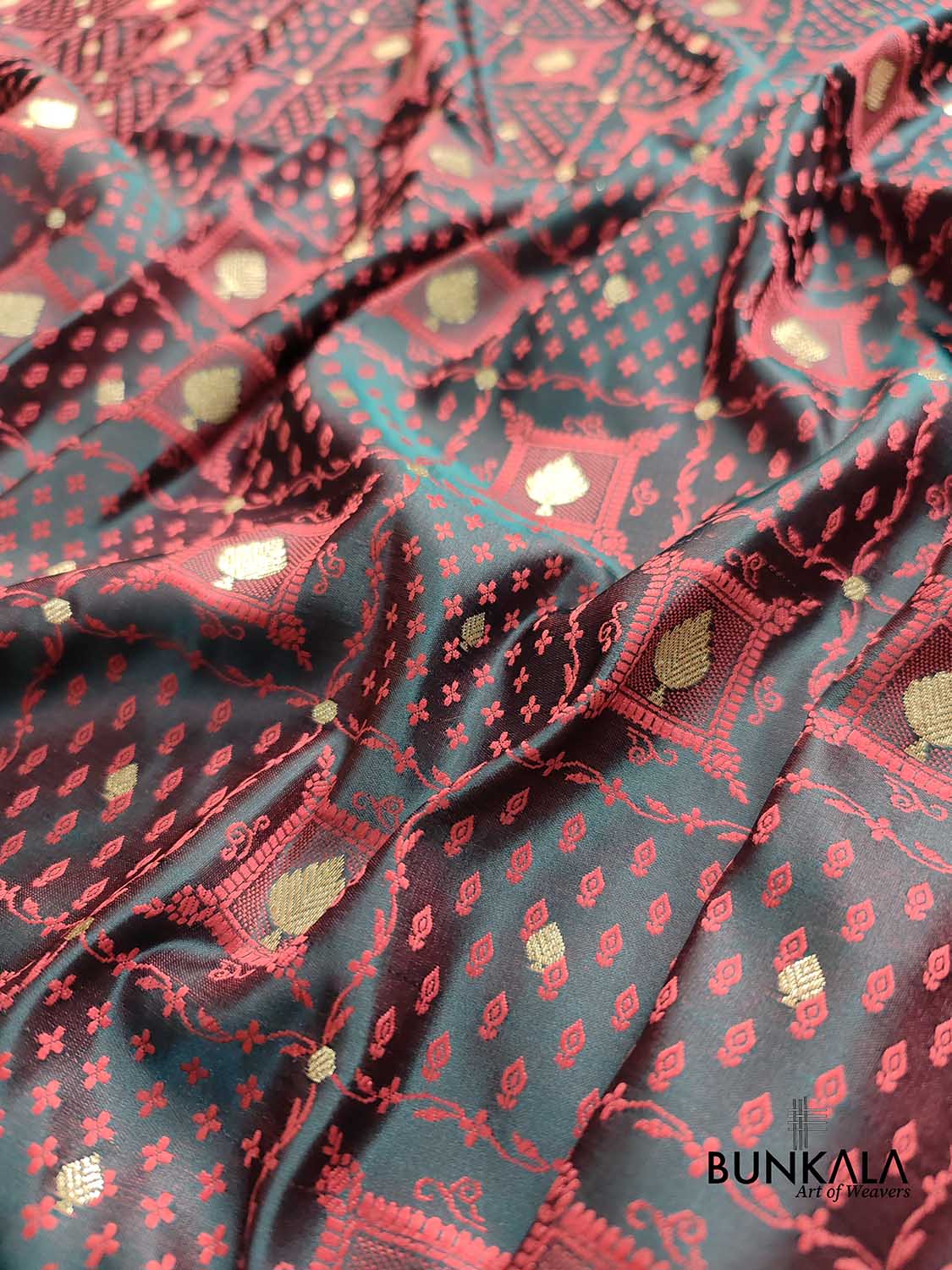 Green and Red Two Tone Jamewar Weaved Soft Mashru Silk Checks Design Banarasi Saree