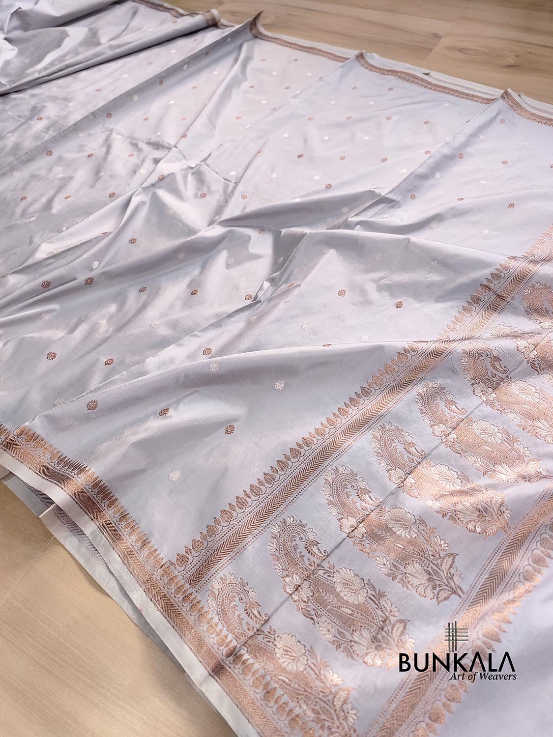 Pastel Grey Buti Kadwa Handweaved Banarasi Pure Katan Silk Saree