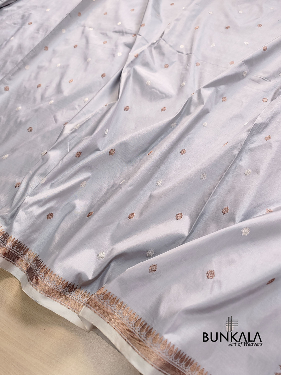 Pastel Grey Buti Kadwa Handweaved Banarasi Pure Katan Silk Saree