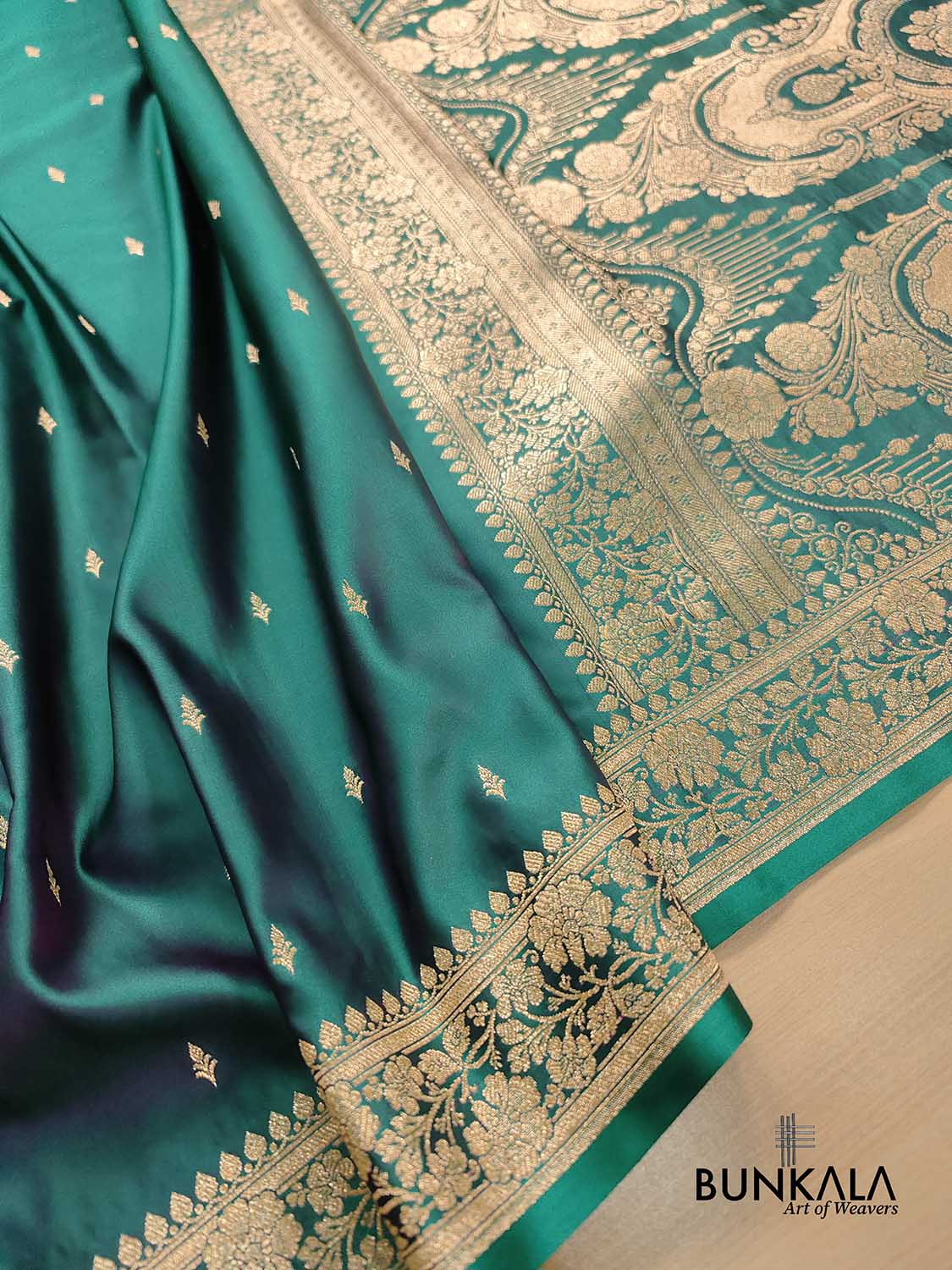 Double Shed Green Small Buti Weaved Banarasi Mashru Silk Floral Border Saree