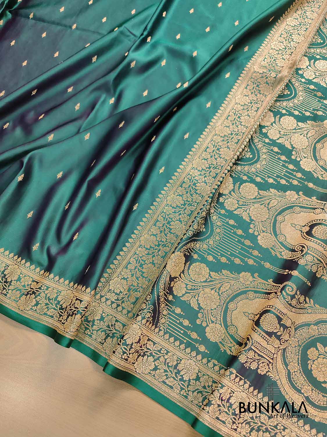 Double Shed Green Small Buti Weaved Banarasi Mashru Silk Floral Border Saree