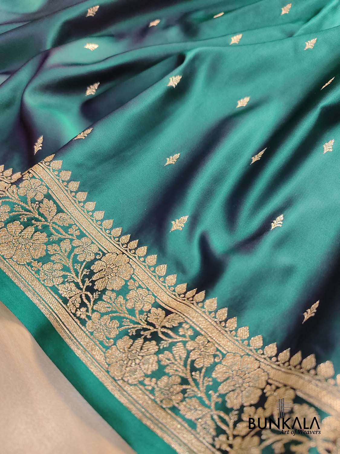Double Shed Green Small Buti Weaved Banarasi Mashru Silk Floral Border Saree