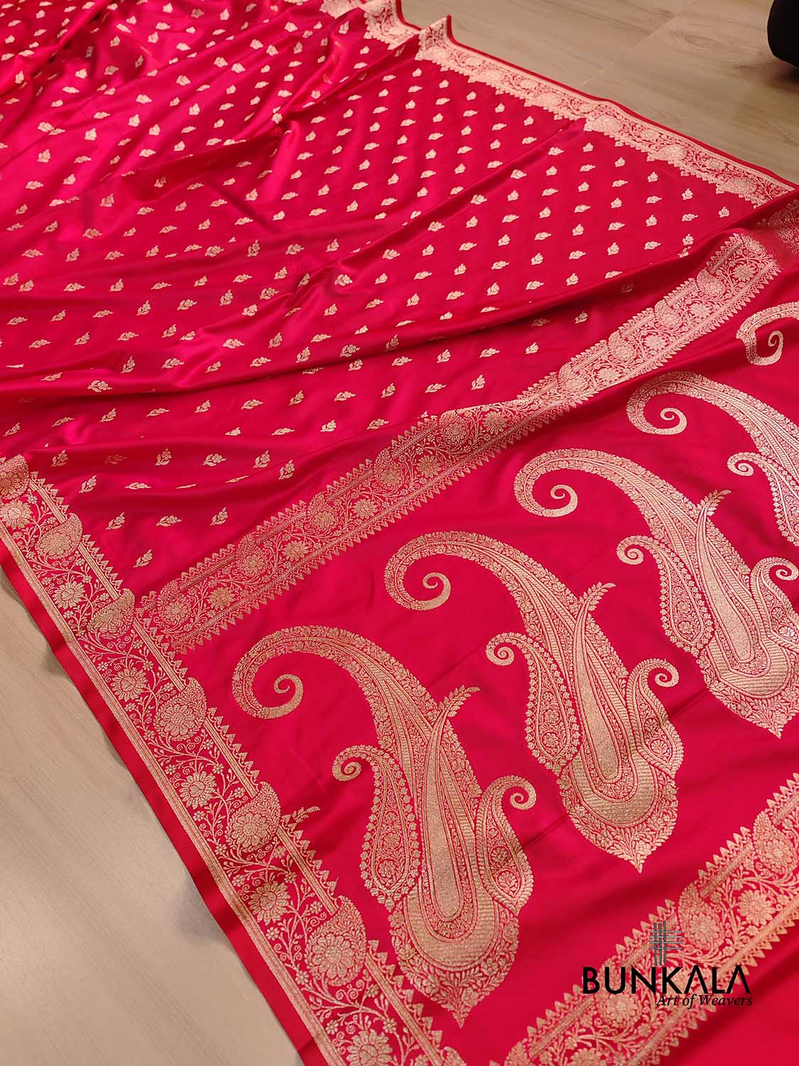 Bridal Red Floral Buti Weaved Banarasi Mashru Silk Floral Border Saree
