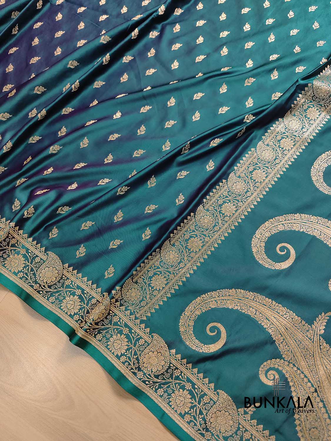 Green Dual Tone Floral Buti Weaved Banarasi Mashru Silk Floral Border Saree