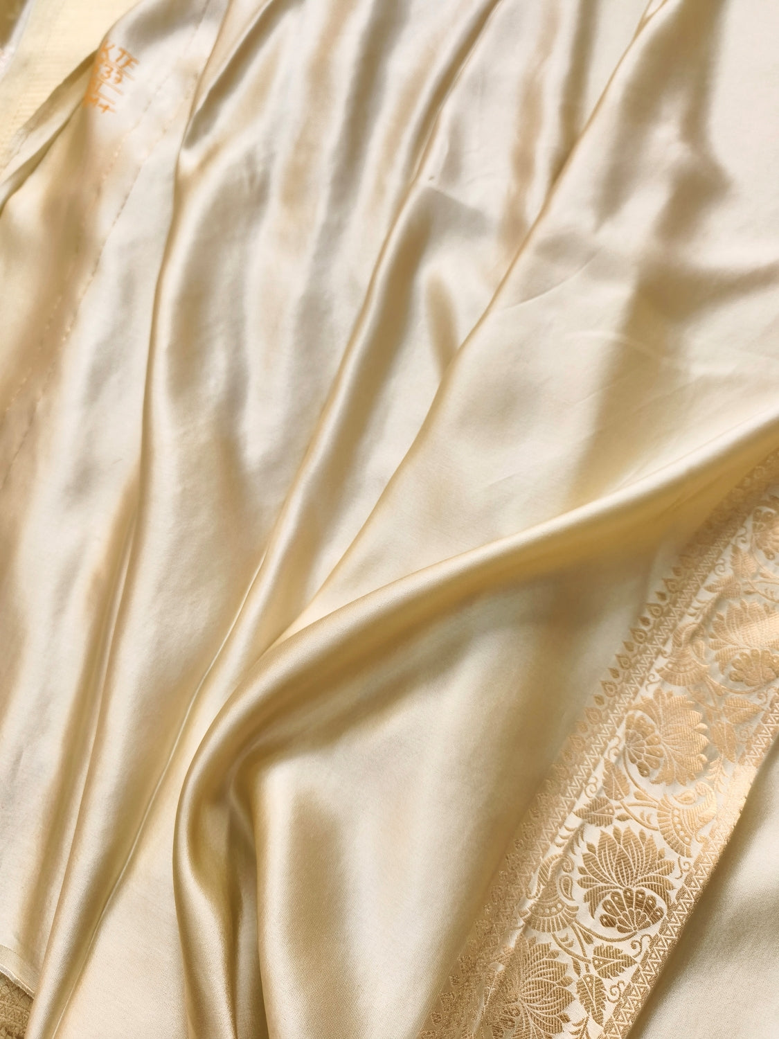 Off White Floral Jaal Tanchui Banarasi Mashru Silk Saree