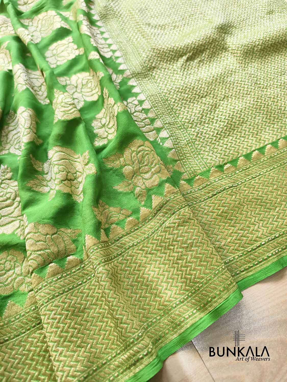 Ombre Parrot Green Rose Motif All Over Handloom Banarasi Pure Georgette Silk Saree