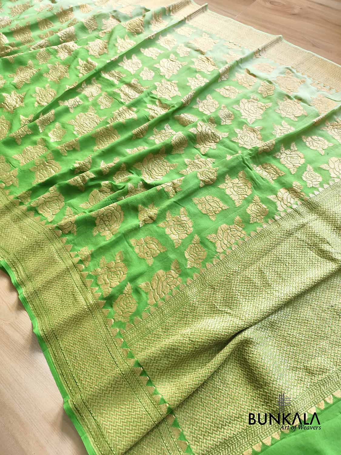 Ombre Parrot Green Rose Motif All Over Handloom Banarasi Pure Georgette Silk Saree