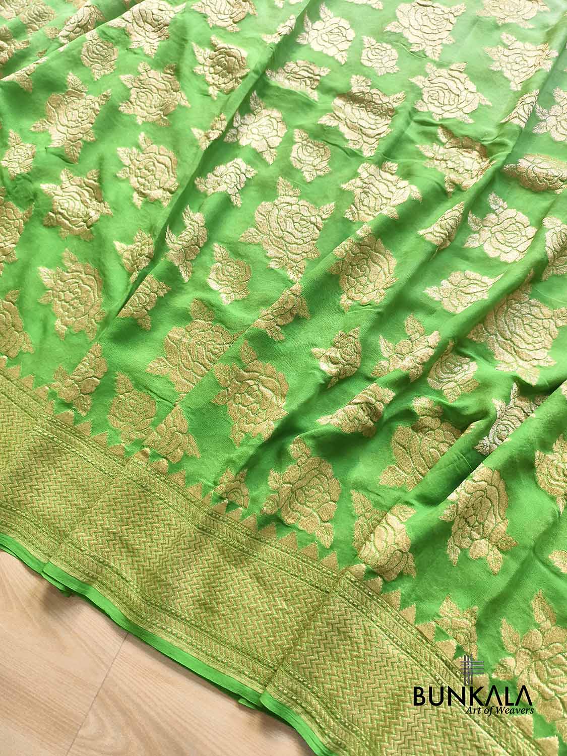 Ombre Parrot Green Rose Motif All Over Handloom Banarasi Pure Georgette Silk Saree