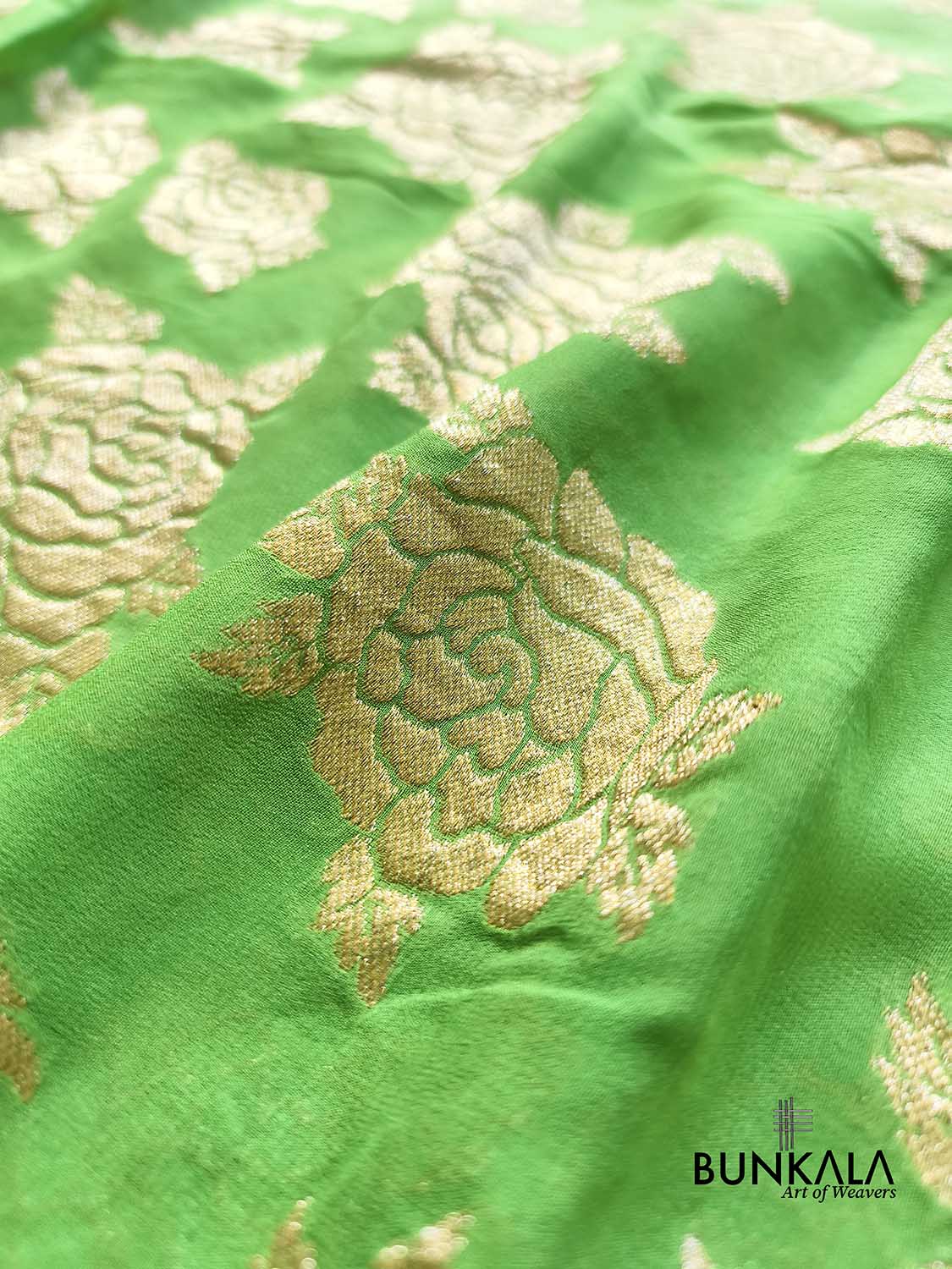 Ombre Parrot Green Rose Motif All Over Handloom Banarasi Pure Georgette Silk Saree
