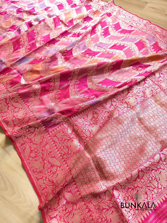 Rangkat Reddish Pink Chevron Mughal Jaal Border Kadwa Handweaved Banarasi Pure Katan Silk Saree