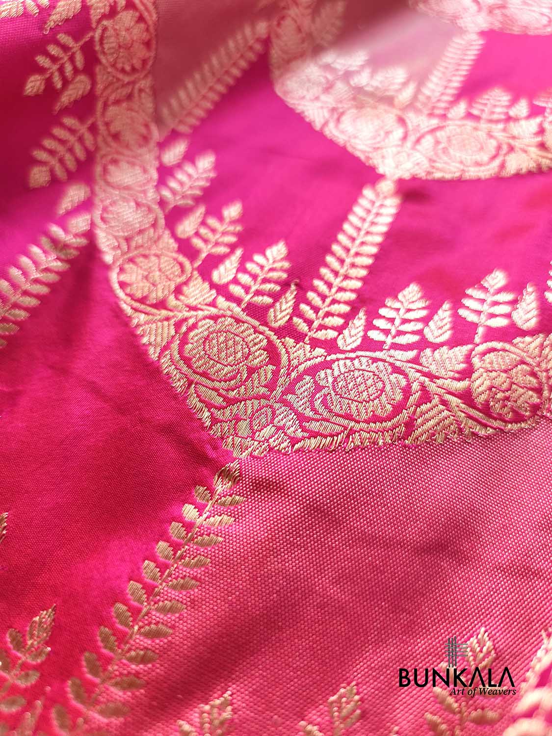 Rangkat Reddish Pink Chevron Mughal Jaal Border Kadwa Handweaved Banarasi Pure Katan Silk Saree