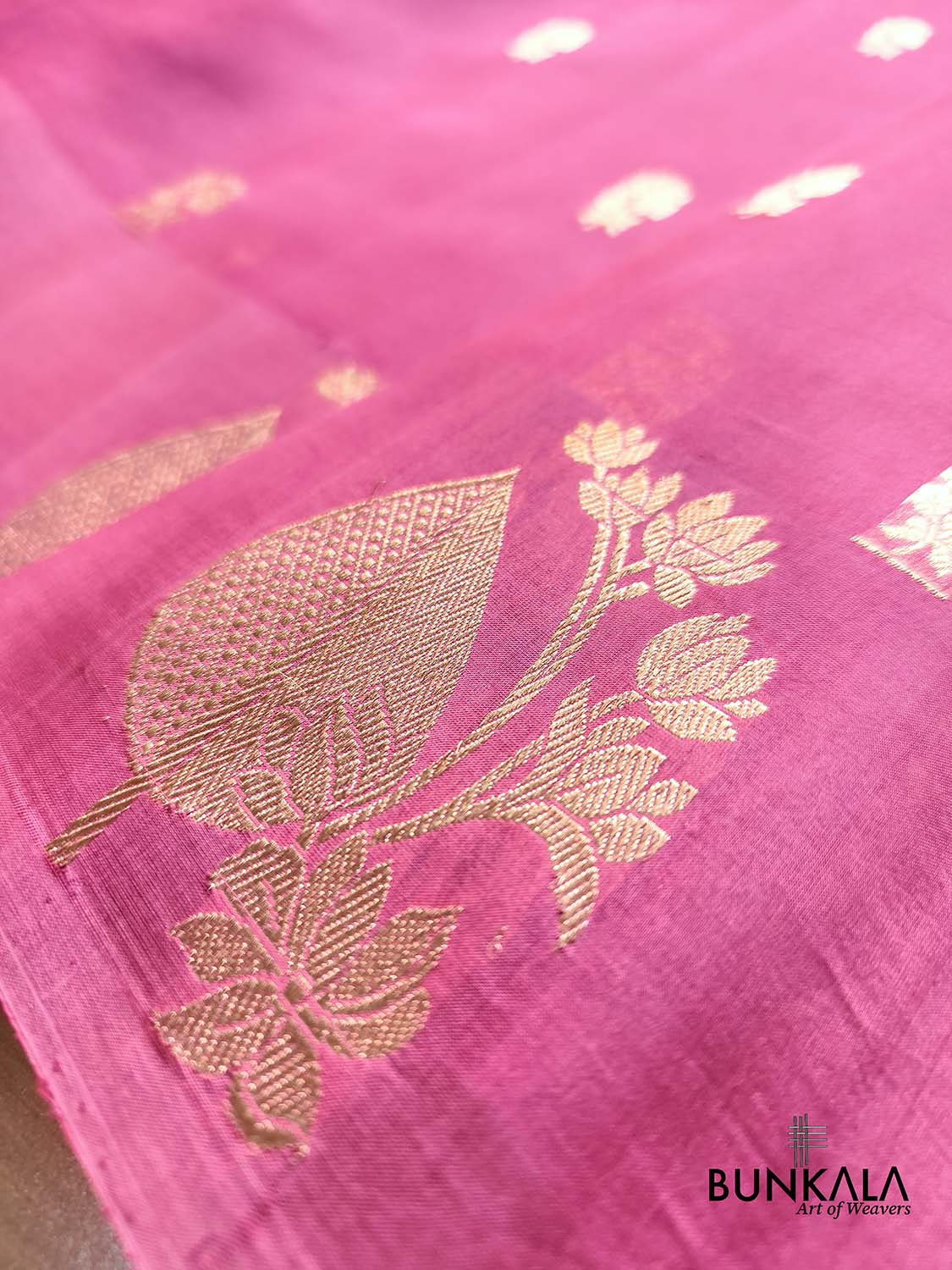 Gazri Pink Sona Zari Buti Handloom Banarasi Pure Organza Silk Saree