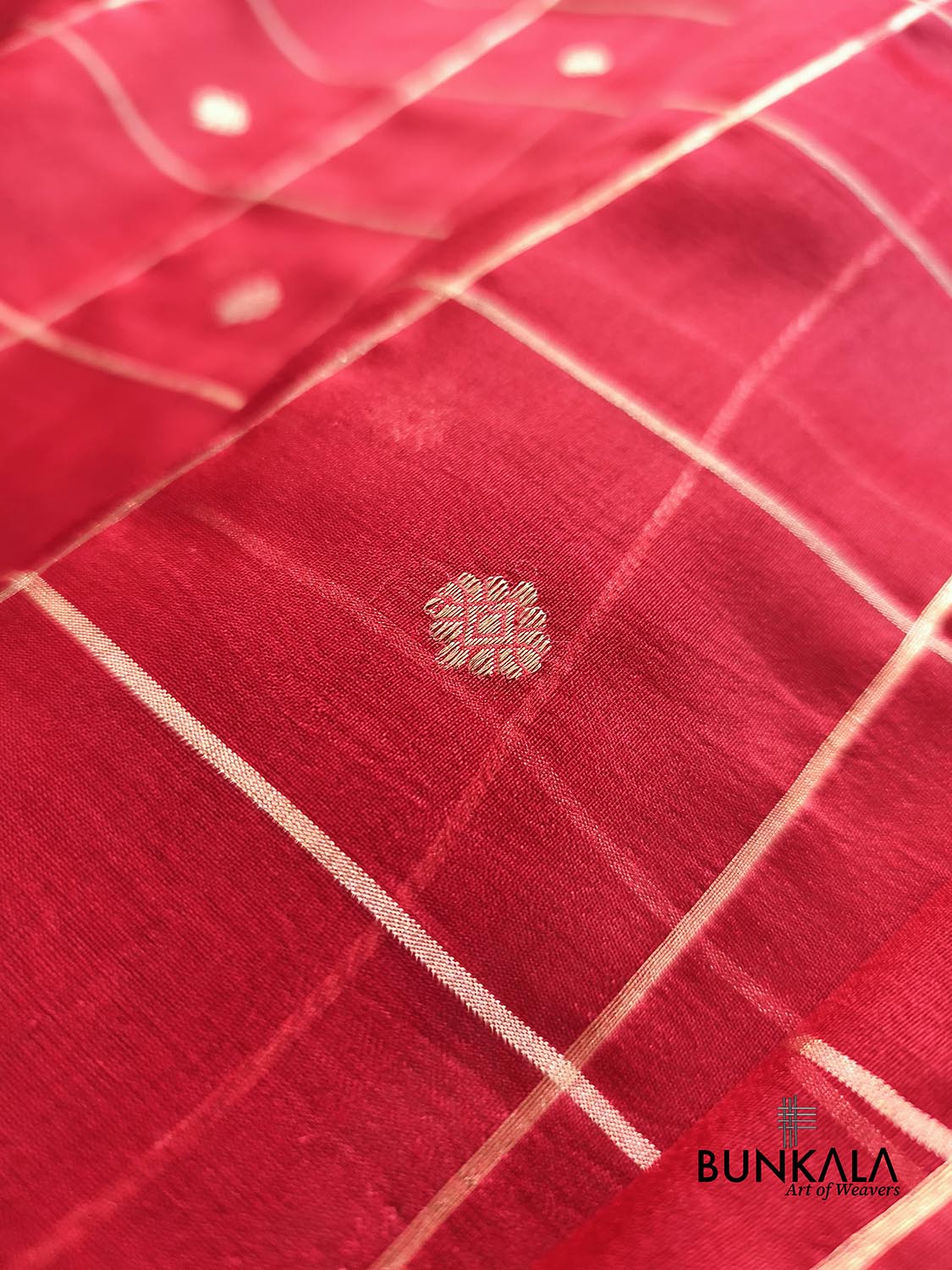 Blood Red Big Checks Handweaved Kadwa Buti Banarasi Pure Organza Silk Saree