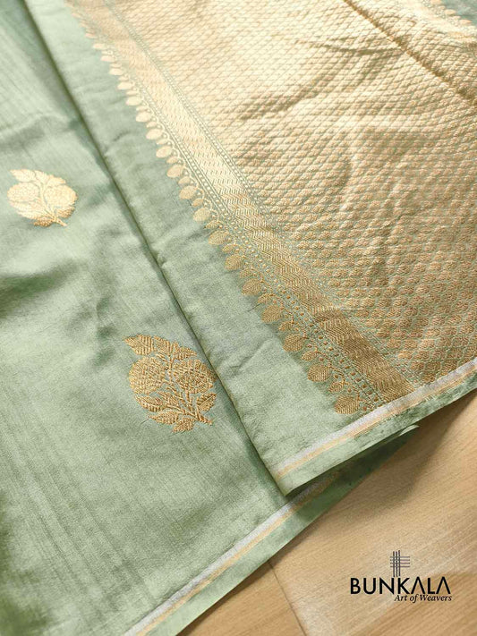 English Green Antique Zari Kadwa Handweaved Buta Banarasi Pure Chiniya Silk Borderless Saree