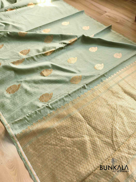 English Green Antique Zari Kadwa Handweaved Buta Banarasi Pure Chiniya Silk Borderless Saree