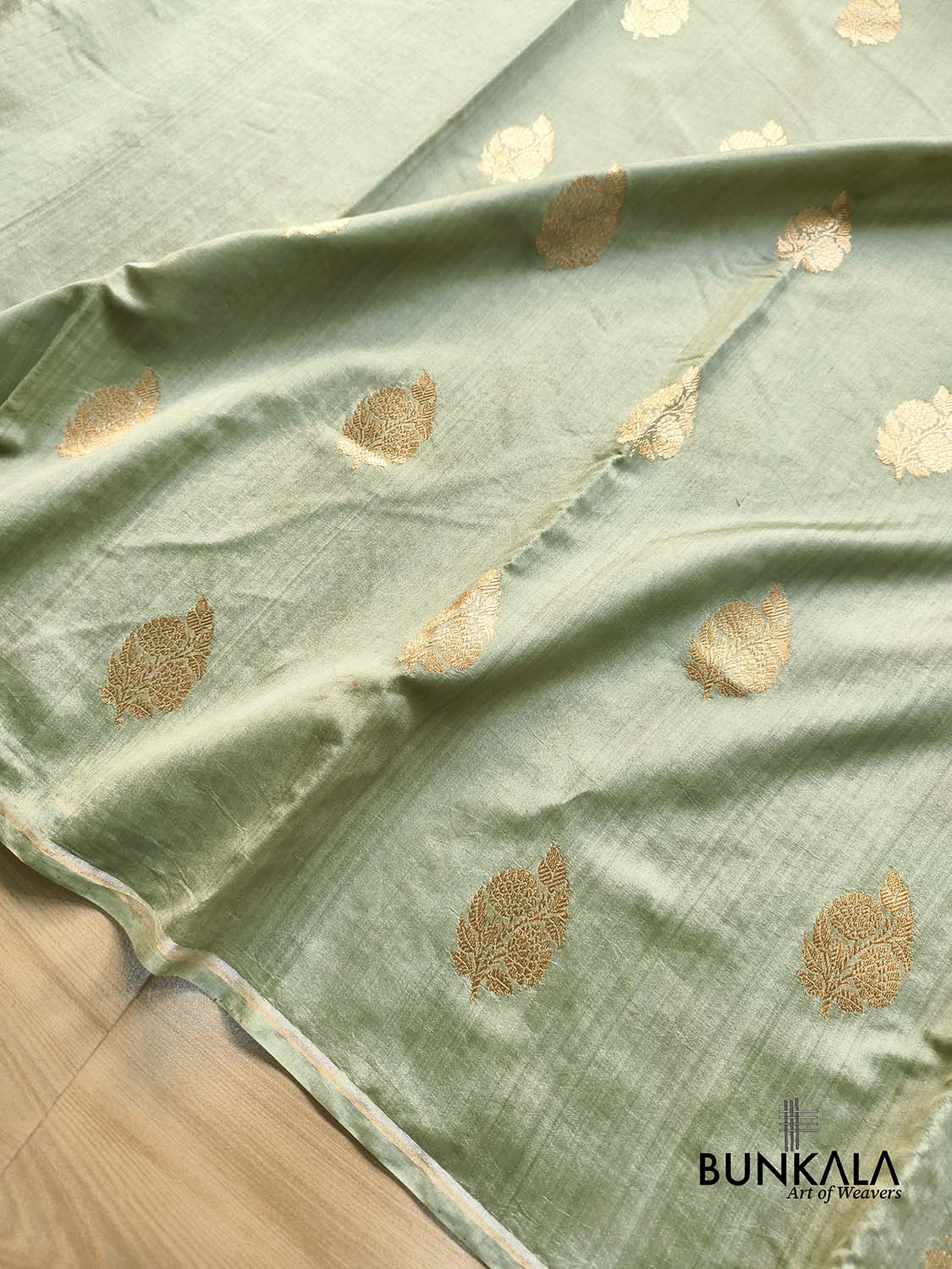 English Green Antique Zari Kadwa Handweaved Buta Banarasi Pure Chiniya Silk Borderless Saree