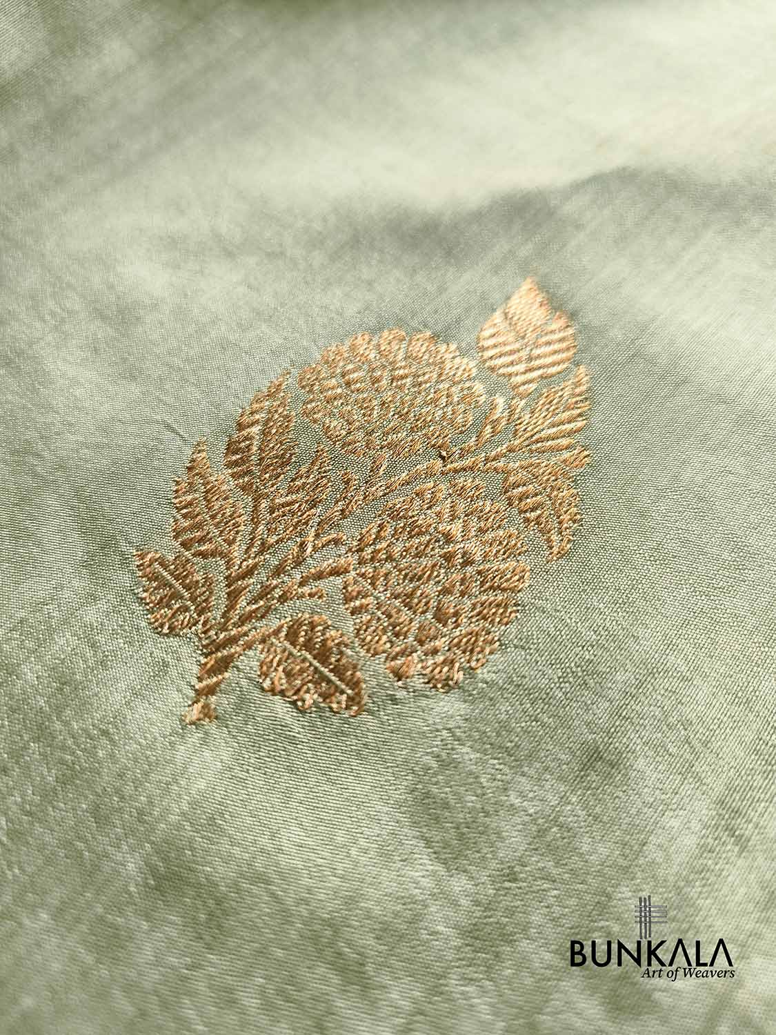 English Green Antique Zari Kadwa Handweaved Buta Banarasi Pure Chiniya Silk Borderless Saree