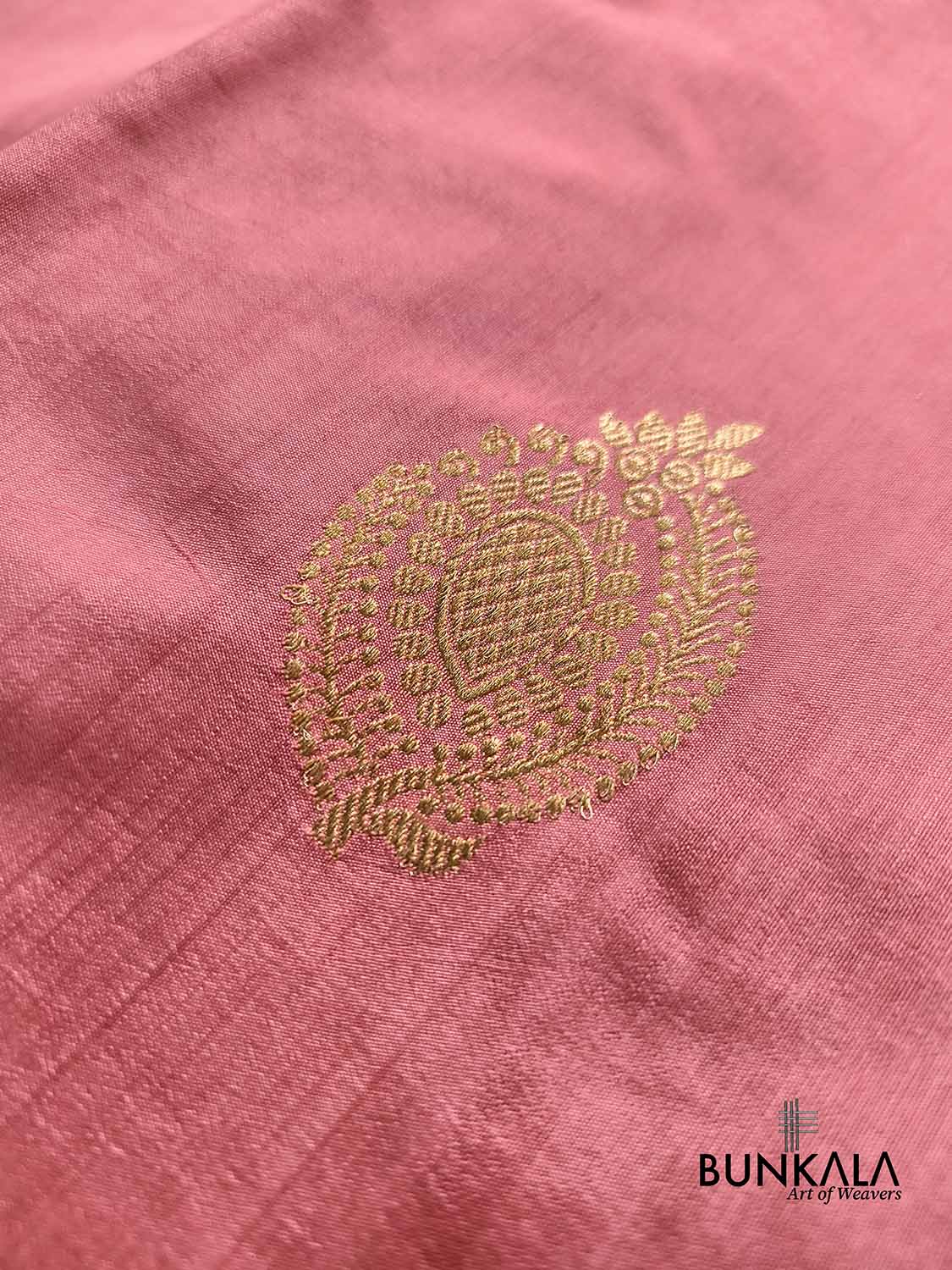Peach Pink Antique Zari Kadwa Handweaved Buta Banarasi Pure Chiniya Silk Borderless Saree
