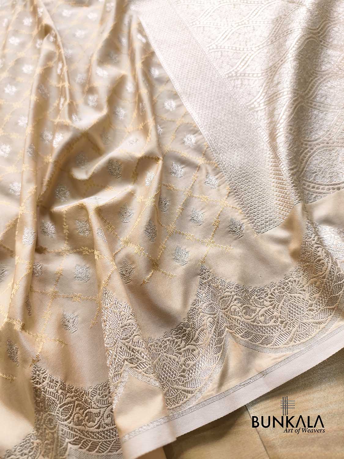 Ivory Scalloped Border Jamewar Weaved Buti Jaal Banarasi Mashru Silk Saree