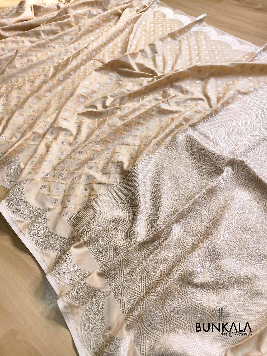 Ivory Scalloped Border Jamewar Weaved Buti Jaal Banarasi Mashru Silk Saree