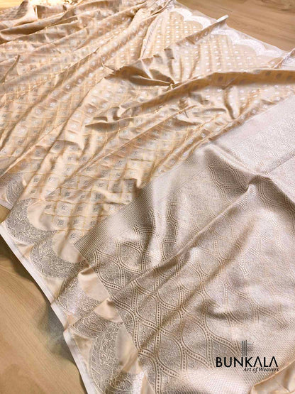 Ivory Scalloped Border Jamewar Weaved Buti Jaal Banarasi Mashru Silk Saree