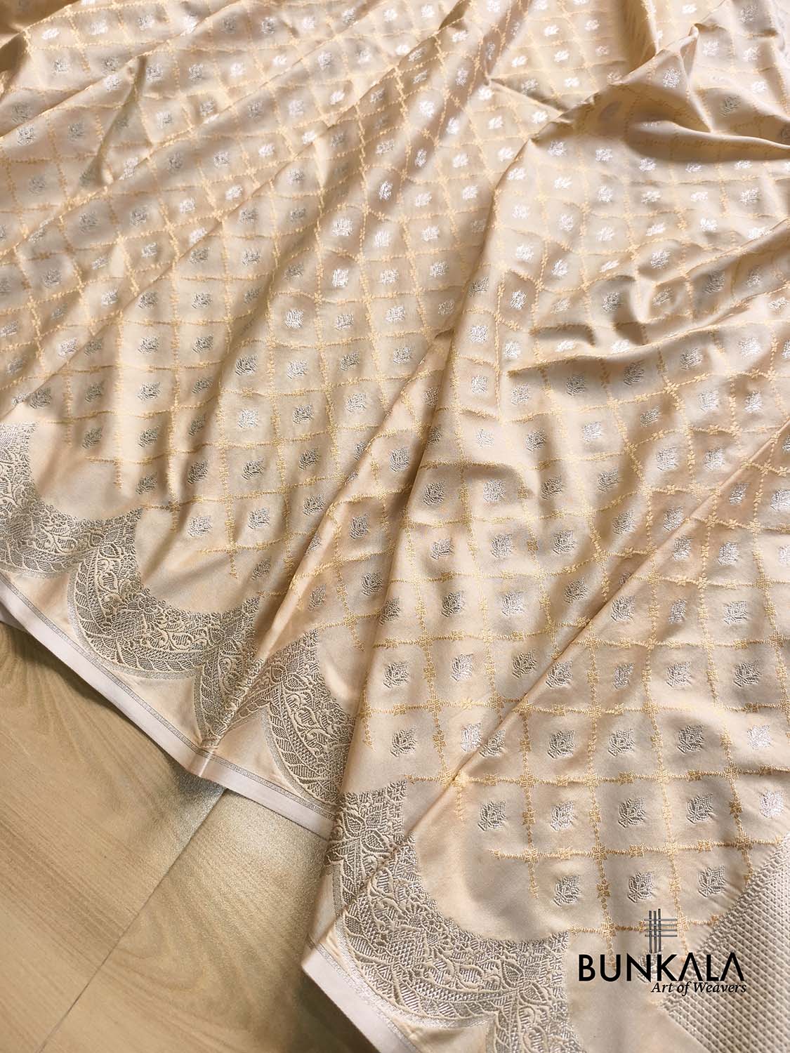 Ivory Scalloped Border Jamewar Weaved Buti Jaal Banarasi Mashru Silk Saree