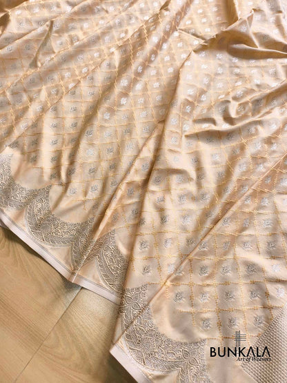 Ivory Scalloped Border Jamewar Weaved Buti Jaal Banarasi Mashru Silk Saree