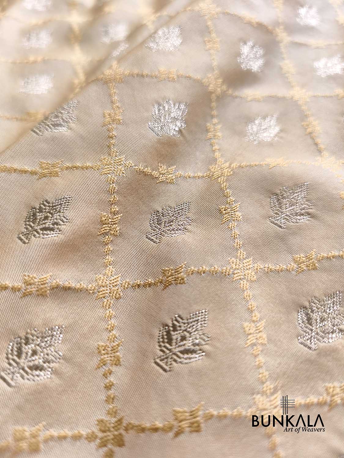 Ivory Scalloped Border Jamewar Weaved Buti Jaal Banarasi Mashru Silk Saree