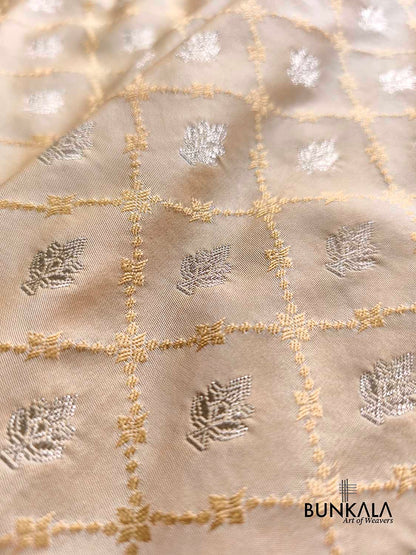 Ivory Scalloped Border Jamewar Weaved Buti Jaal Banarasi Mashru Silk Saree