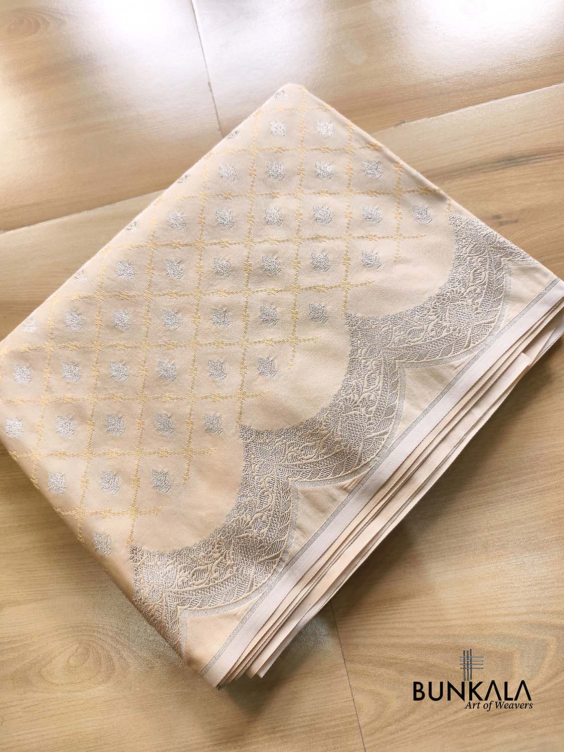 Ivory Scalloped Border Jamewar Weaved Buti Jaal Banarasi Mashru Silk Saree