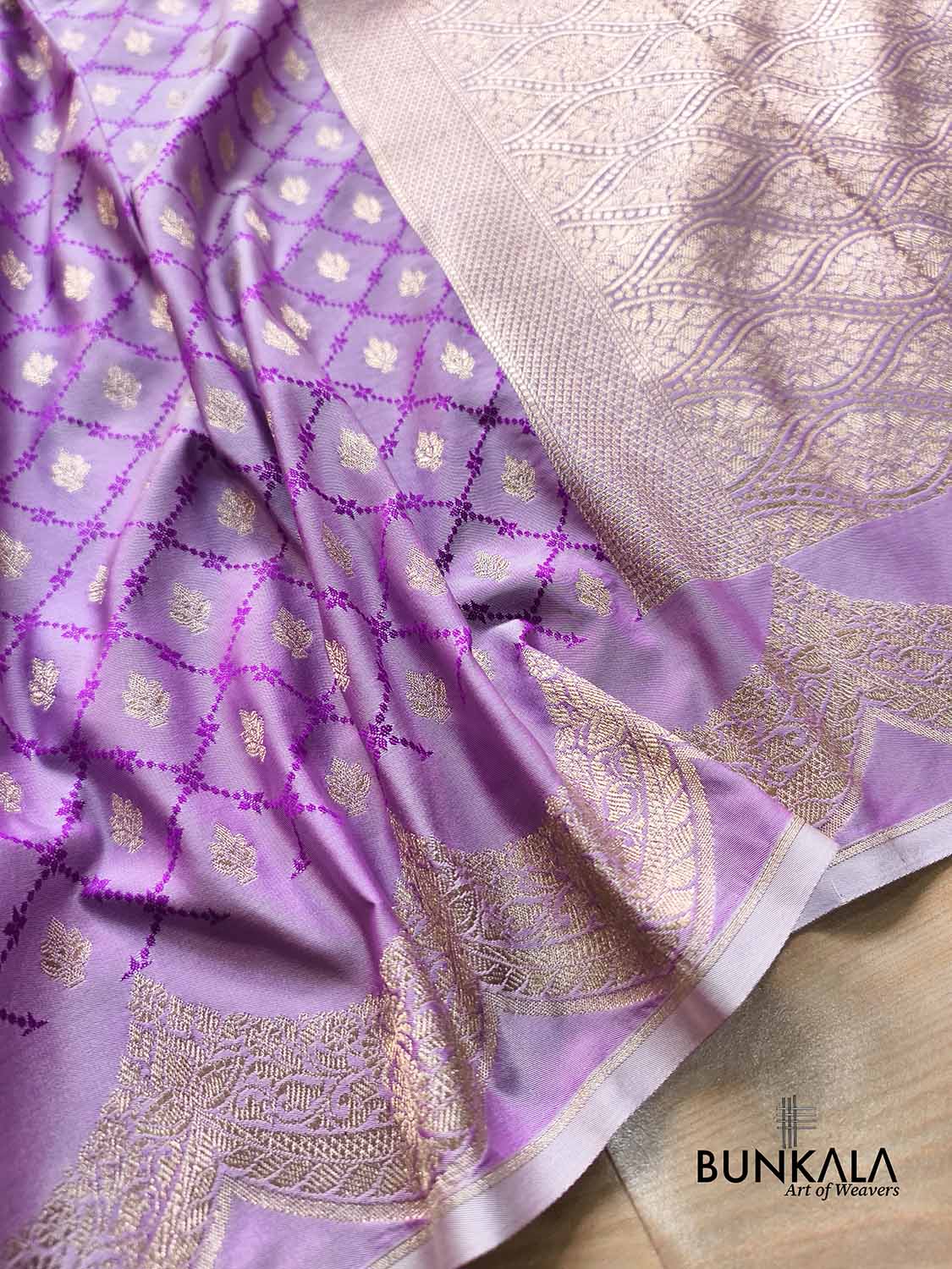 Lavender Scalloped Border Jamewar Weaved Buti Jaal Banarasi Mashru Silk Saree