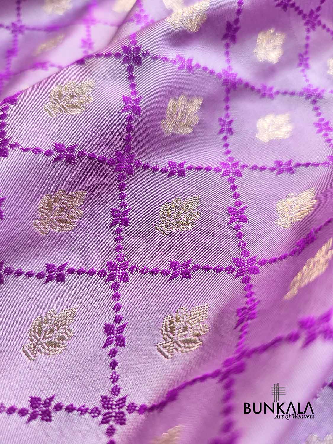Lavender Scalloped Border Jamewar Weaved Buti Jaal Banarasi Mashru Silk Saree