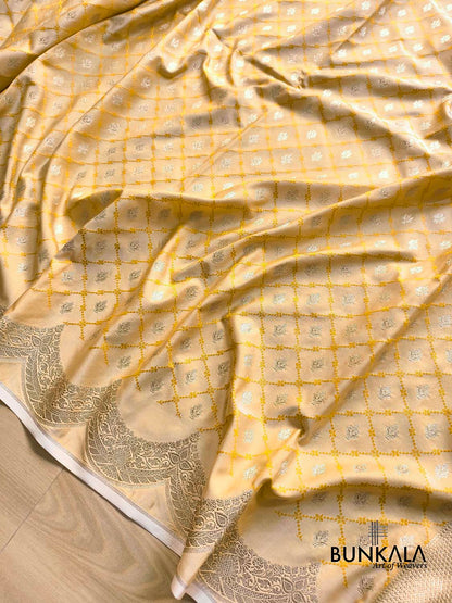 Pastel Yellow Scalloped Border Jamewar Weaved Buti Jaal Banarasi Mashru Silk Saree