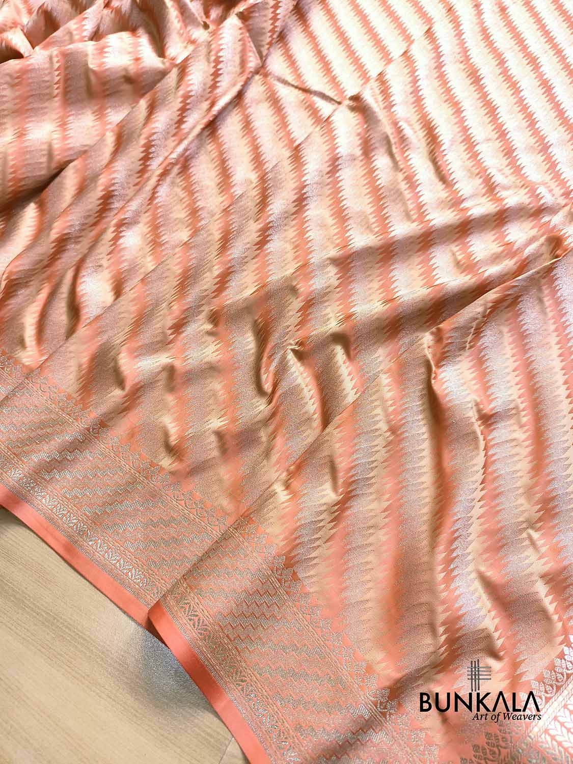 Pastel Peach Jamewar Weaved Geormetric Zig Zag Pattern Banarasi Mashru Silk Saree
