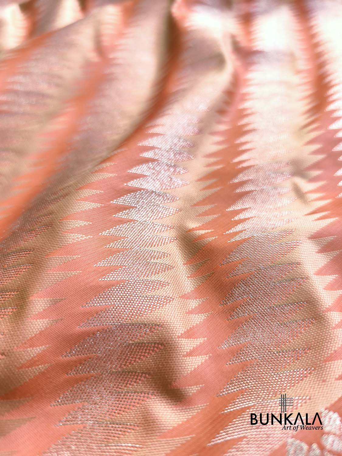 Pastel Peach Jamewar Weaved Geormetric Zig Zag Pattern Banarasi Mashru Silk Saree