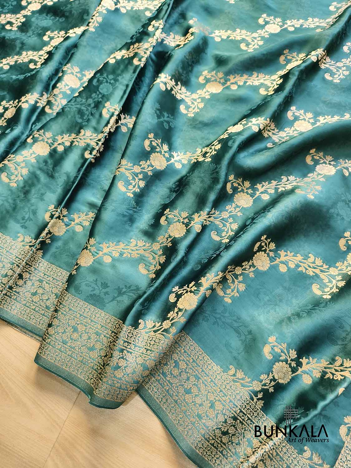 Bottle Green Floral Leheriya Vines Weaved Heavy Pallu Banarasi Mashru Silk Saree