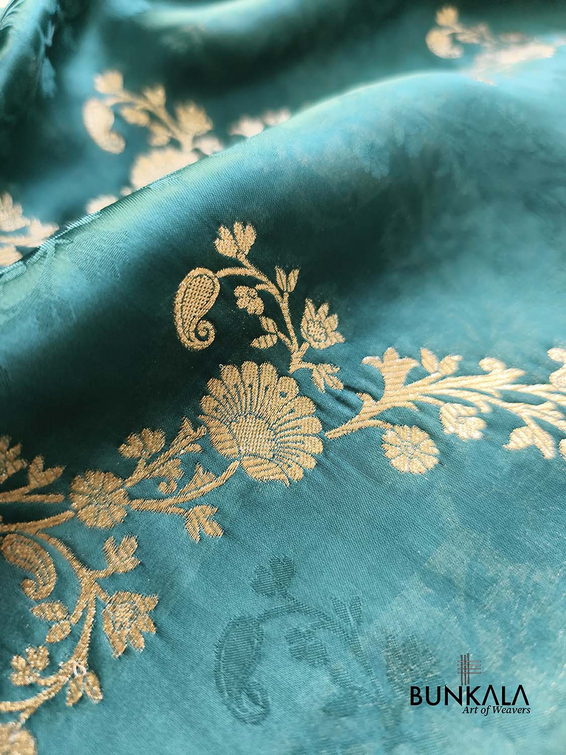 Bottle Green Floral Leheriya Vines Weaved Heavy Pallu Banarasi Mashru Silk Saree