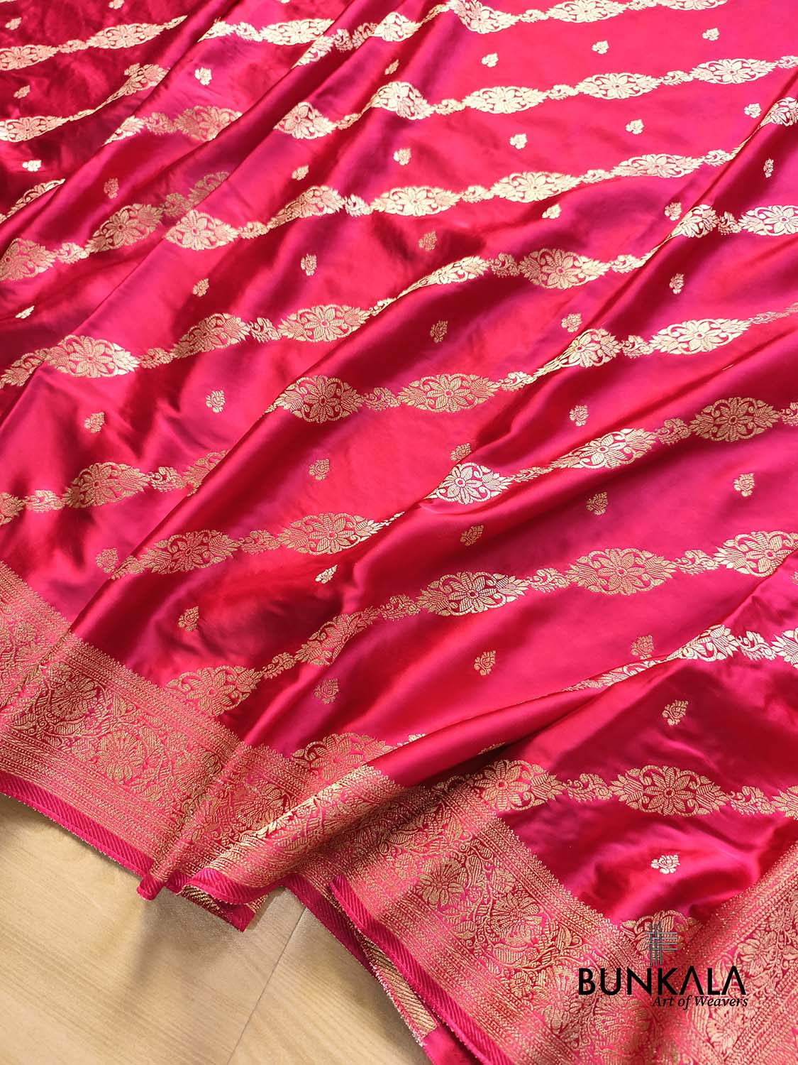 Rani Pink Floral Leheriya Bel Weaved Heavy Pallu Banarasi Mashru Silk Saree 