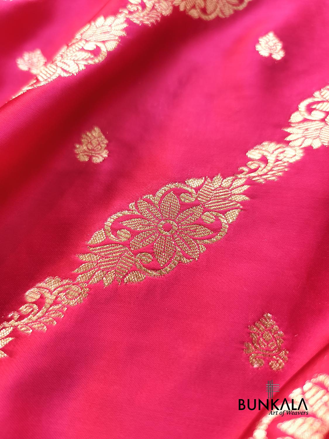 Rani Pink Floral Leheriya Bel Weaved Heavy Pallu Banarasi Mashru Silk Saree 