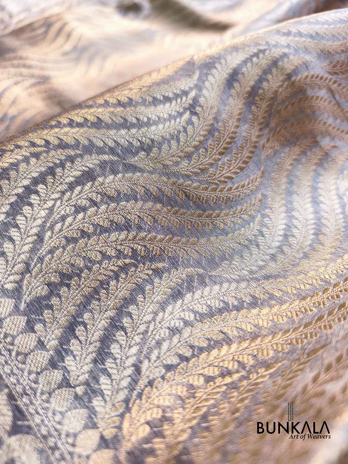 Royal Blue Geometrical Waves Pattern Handloom Banarasi Pure Tissue Saree