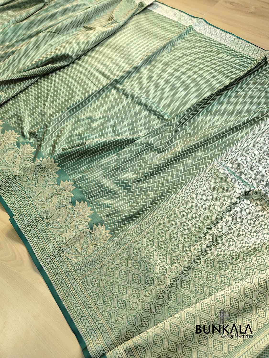 Green Zig Zag Design Jamewar Weaved Banarasi Soft Mashru Silk Saree