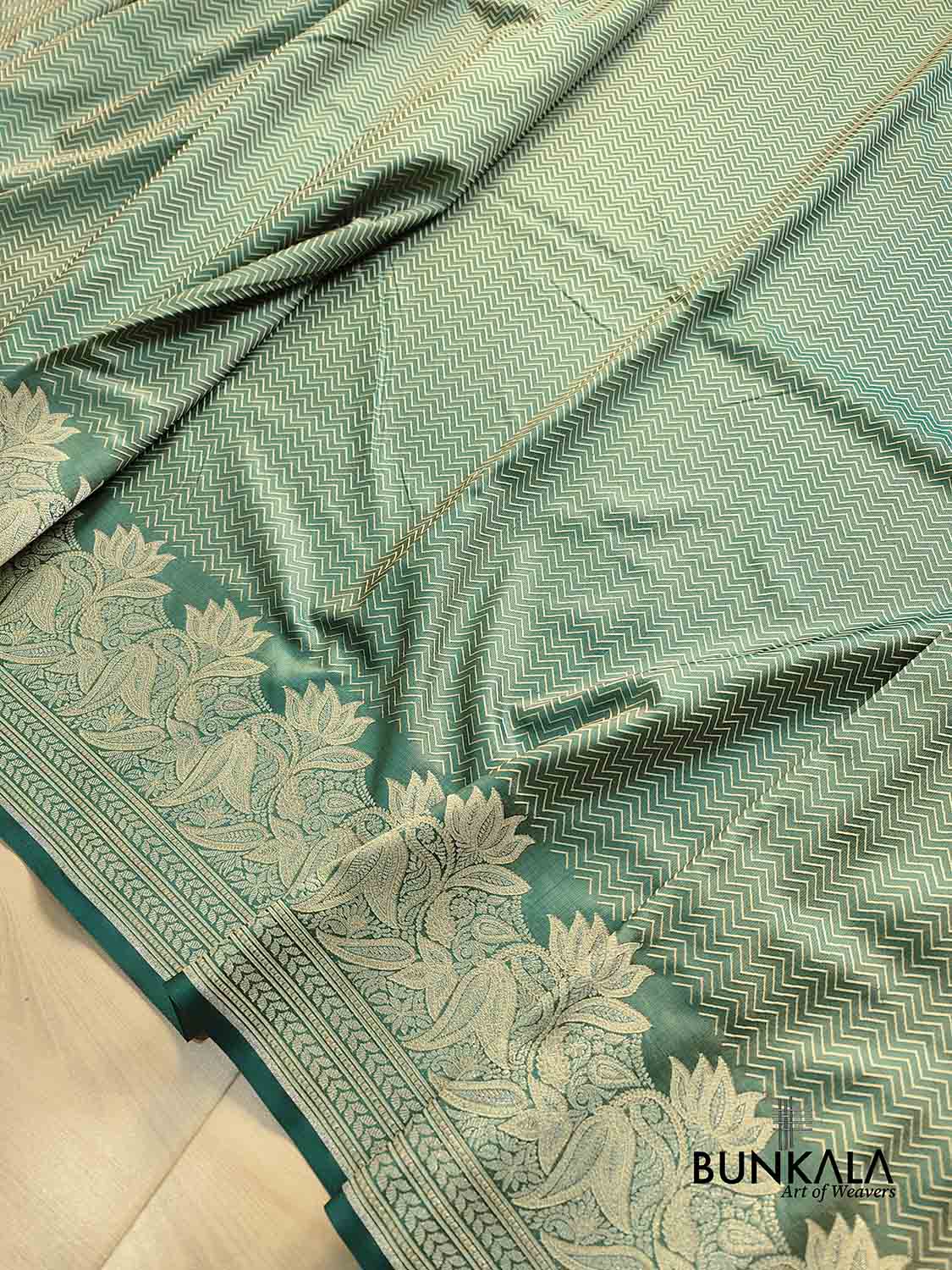 Green Zig Zag Design Jamewar Weaved Banarasi Soft Mashru Silk Saree