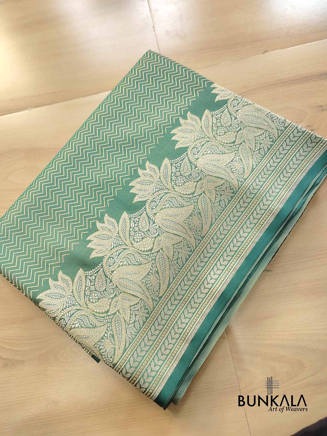 Green Zig Zag Design Jamewar Weaved Banarasi Soft Mashru Silk Saree