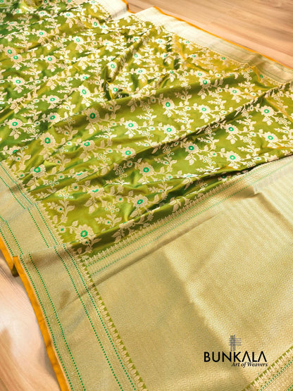 Dual Shaded Green Weaved Meena Floral Jaal Banarasi Mashru Silk Saree 