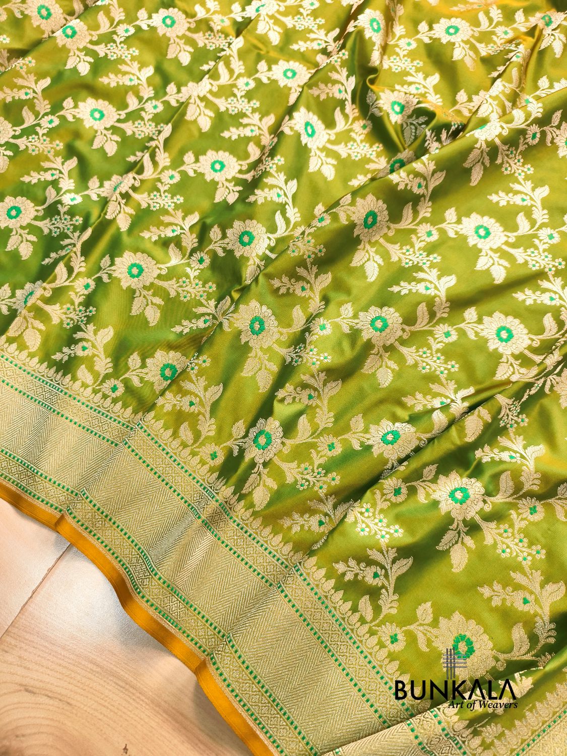 Dual Shaded Green Weaved Meena Floral Jaal Banarasi Mashru Silk Saree 