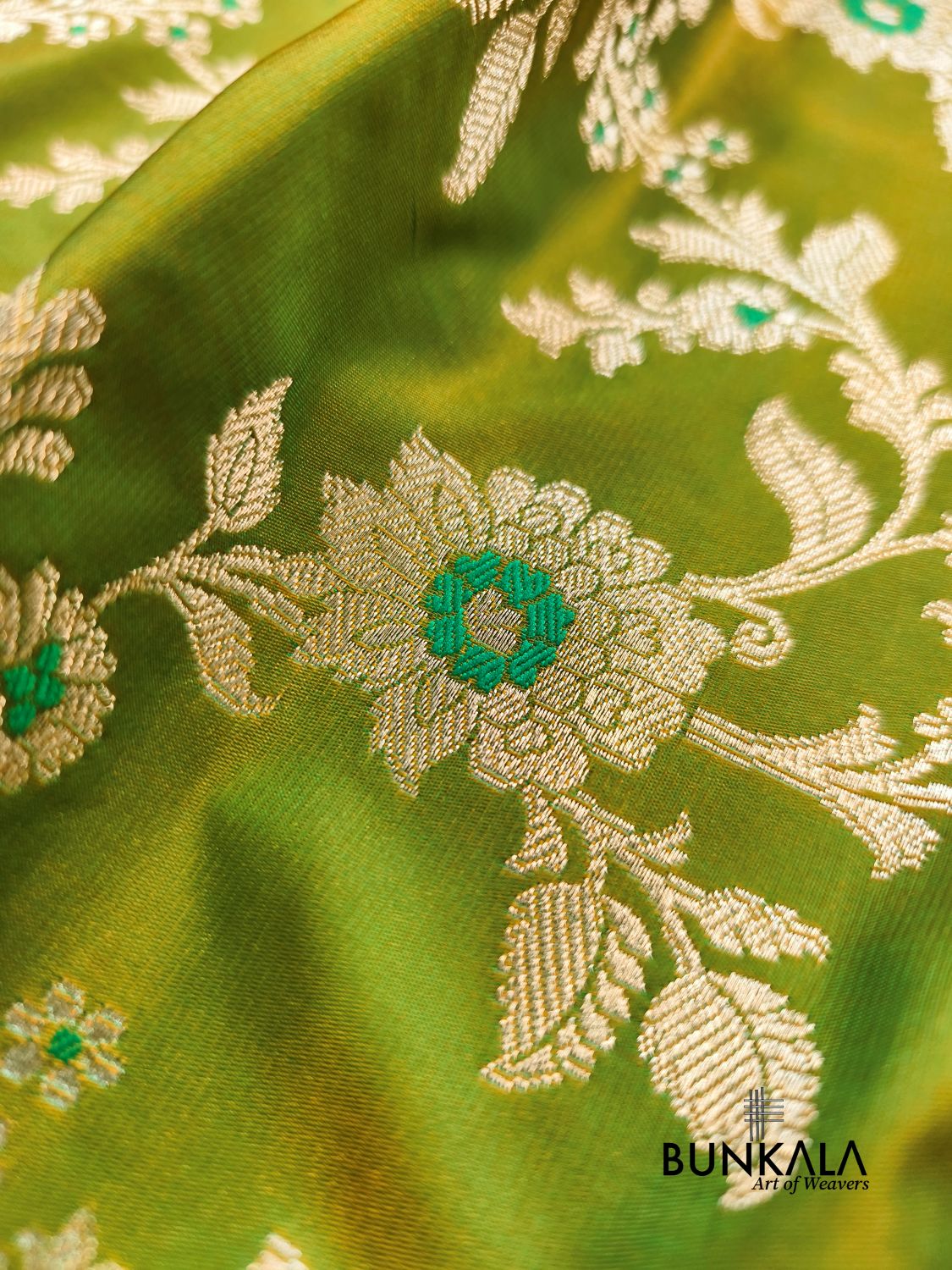 Dual Shaded Green Weaved Meena Floral Jaal Banarasi Mashru Silk Saree 