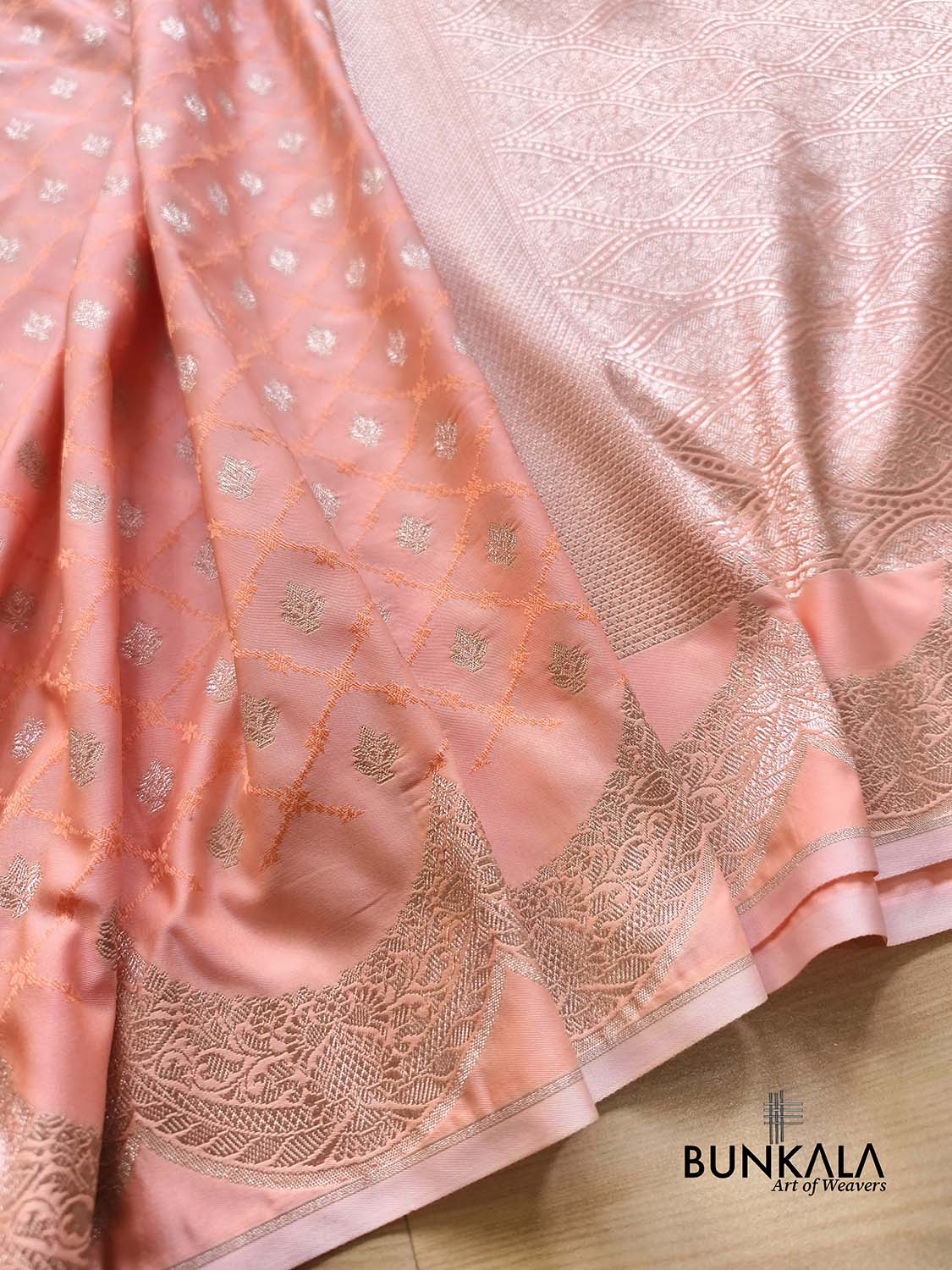 Peach Pink Scalloped Jamewar Weaved Banarasi Mashru Silk Saree