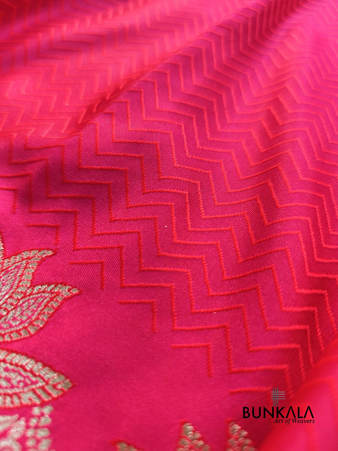 Reddish Pink Zig Zag Jamewar Weaved Banarasi Mashru Silk Saree